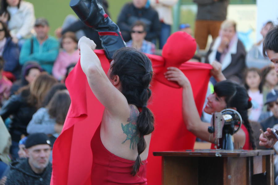 El espectáculo 'Soy ellas' de la compañía Rojo telón triunfa en el Festival de Circo de Villaquilambre con impresionantes acrobacias en el suelo y una escenografía completa con diferentes elementos en las alturas