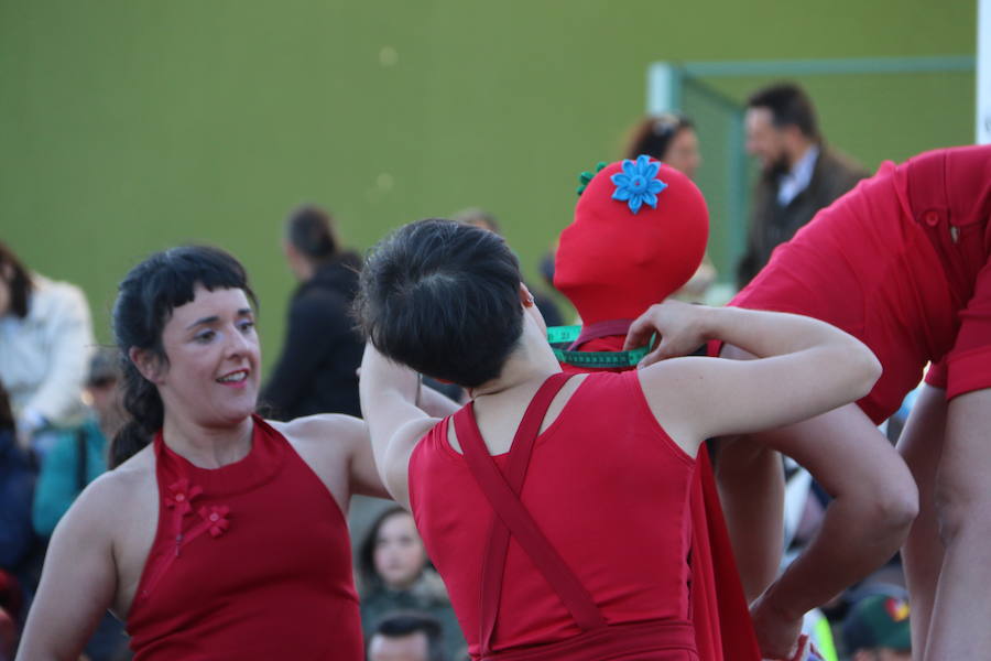 El espectáculo 'Soy ellas' de la compañía Rojo telón triunfa en el Festival de Circo de Villaquilambre con impresionantes acrobacias en el suelo y una escenografía completa con diferentes elementos en las alturas