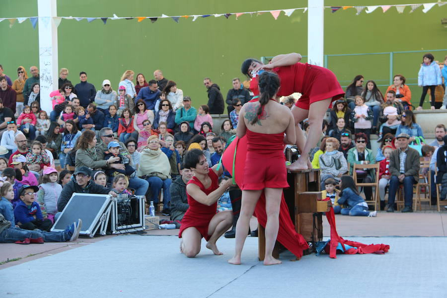 El espectáculo 'Soy ellas' de la compañía Rojo telón triunfa en el Festival de Circo de Villaquilambre con impresionantes acrobacias en el suelo y una escenografía completa con diferentes elementos en las alturas