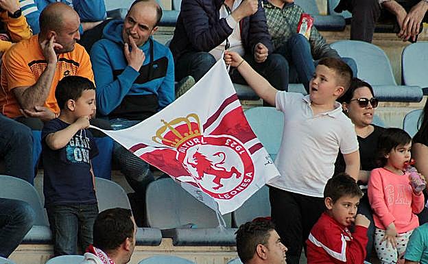 Jóvenes aficionados en la grada.