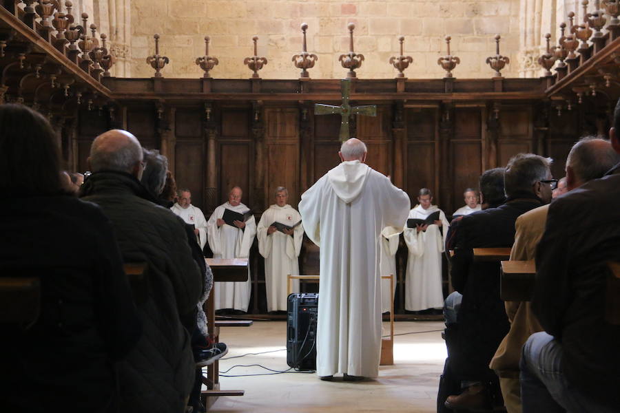 Fotos: El canto de Vísperas vuelve a Sandoval