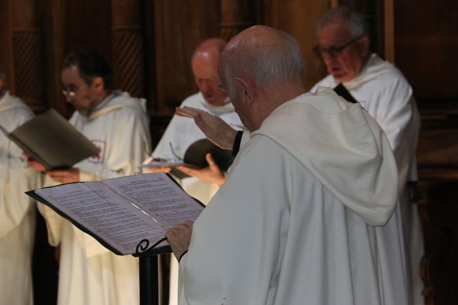 Fotos: El canto de Vísperas vuelve a Sandoval