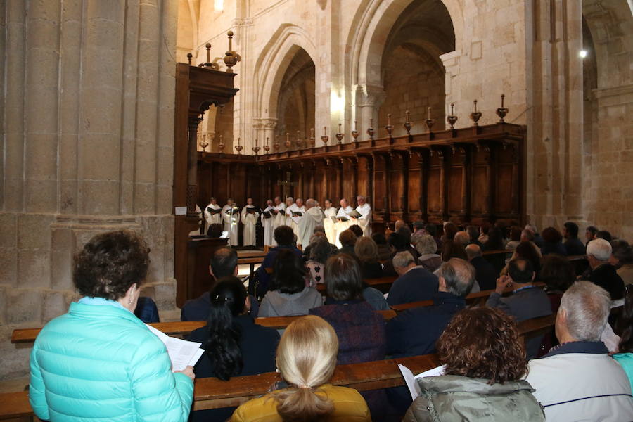 Fotos: El canto de Vísperas vuelve a Sandoval