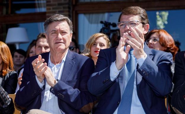 Alfonso Fernández Mañueco, junto a Francisco Vázquez, su mano derecha en el PP de Castilla y León, en el acto de presentación de candidatos autonómicos celebrado en Segovia.
