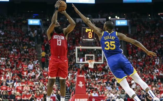 James Harden (i), lanza el balón ante la oposición de Kevin Durant (d).