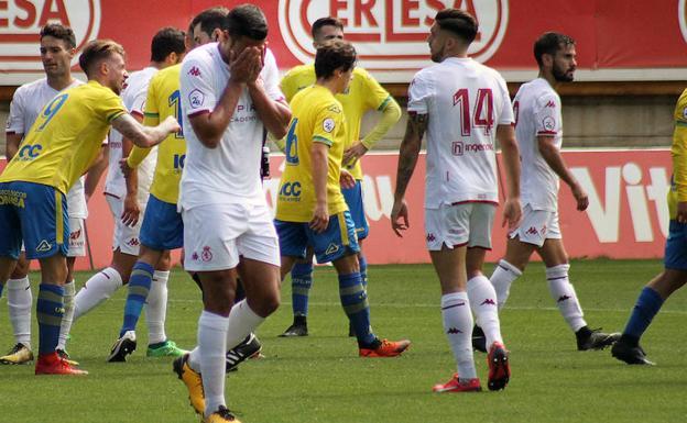 Los jugadores de la Cultural se lamentan, tras la primera derrota en casa.