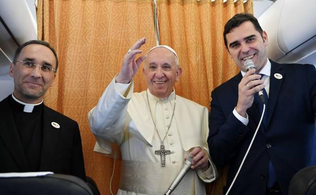 El Papa Francisco (c) saluda a los periodistas flanqueados por el portavoz del Vaticano Alessandro Gisotti (d) y el organizador del viaje del Papa Mauricio Rueda Beltz (i).