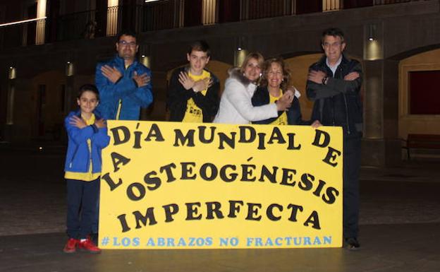 Valencia de Don Juan se ilumina de amarillo por el Día Mundial de la Osteogénesis Imperfecta