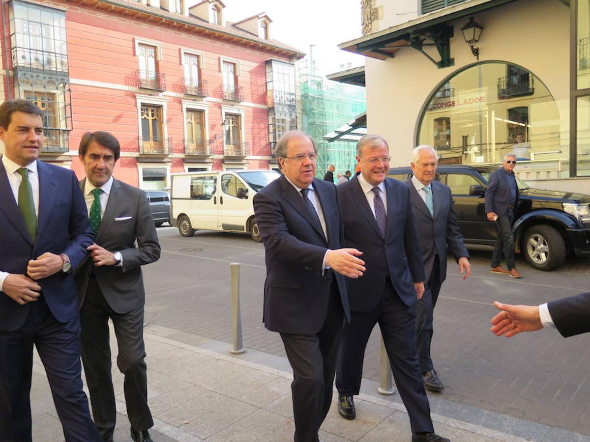 En un marco histórico como el Palacio del Conde Luna, el presidente de la Junta de Castilla y León, Juan Vicente Herrera, abre el I Encuentro Parlamentario España-Estados Unidos, en el que abordar las bases de encuentro entre culturas y sociedades