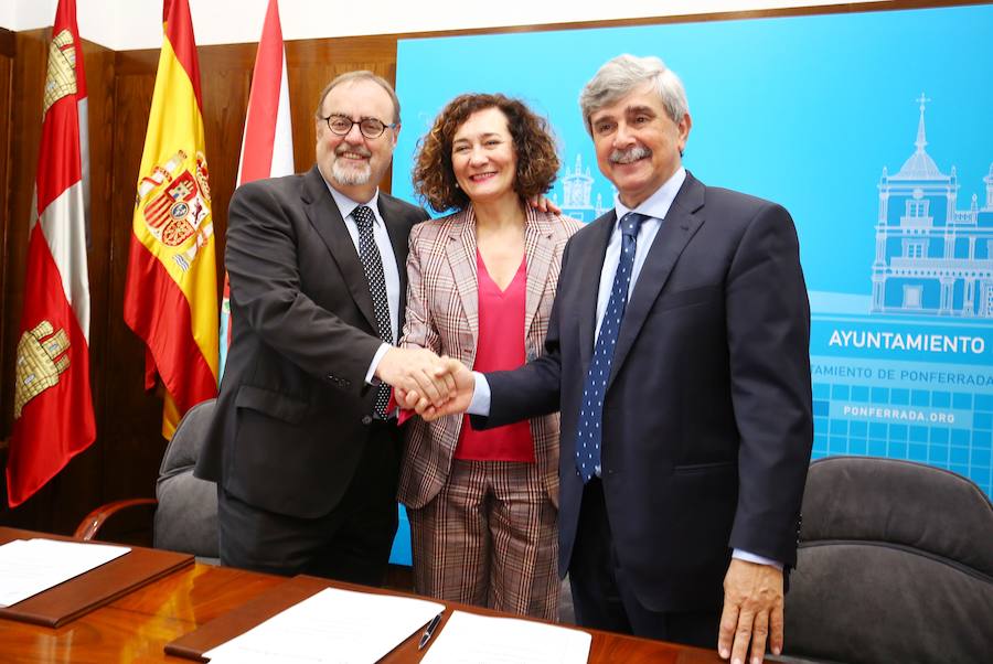 El consejero de Educación, Fernando Rey (I), junto a la alcaldesa de Ponferrada, Gloria Fernández Merayo, y el rector de la Universidad de León (ULE), Juan Francisco García Marín (D), durante la firma del convenio de colaboración entre el Consistorio y la institución académica