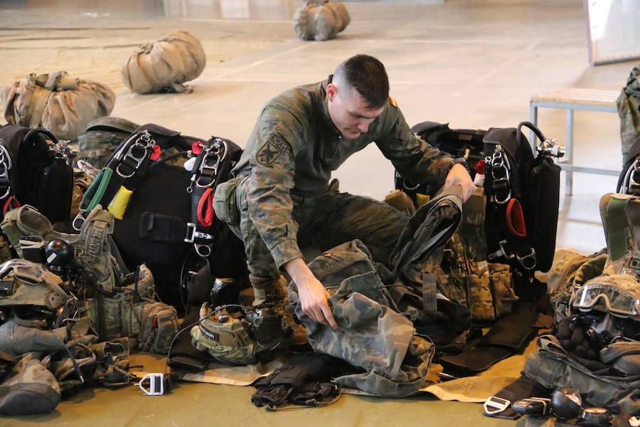 La Brigada Paracaidista lleva la pauta del ejercicio Lone Paratrooper 2019, en el que los paracaidistas de élite de España, Francia, Italia, EE.UU, Portugal, Holanda y Polonia se entrenan en el mejor escenario posible: la Academia Básica del Aire