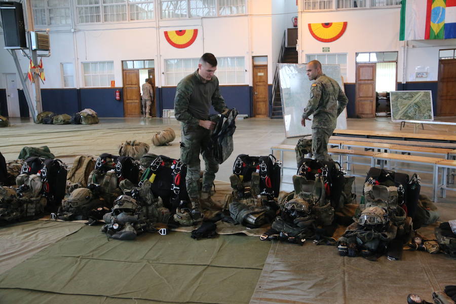 La Brigada Paracaidista lleva la pauta del ejercicio Lone Paratrooper 2019, en el que los paracaidistas de élite de España, Francia, Italia, EE.UU, Portugal, Holanda y Polonia se entrenan en el mejor escenario posible: la Academia Básica del Aire