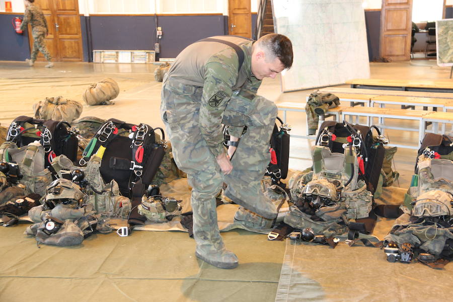 La Brigada Paracaidista lleva la pauta del ejercicio Lone Paratrooper 2019, en el que los paracaidistas de élite de España, Francia, Italia, EE.UU, Portugal, Holanda y Polonia se entrenan en el mejor escenario posible: la Academia Básica del Aire