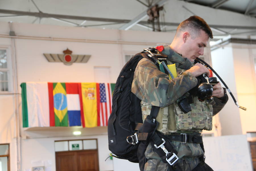 La Brigada Paracaidista lleva la pauta del ejercicio Lone Paratrooper 2019, en el que los paracaidistas de élite de España, Francia, Italia, EE.UU, Portugal, Holanda y Polonia se entrenan en el mejor escenario posible: la Academia Básica del Aire