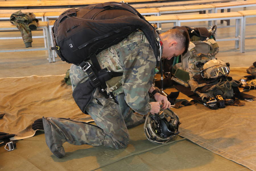 La Brigada Paracaidista lleva la pauta del ejercicio Lone Paratrooper 2019, en el que los paracaidistas de élite de España, Francia, Italia, EE.UU, Portugal, Holanda y Polonia se entrenan en el mejor escenario posible: la Academia Básica del Aire