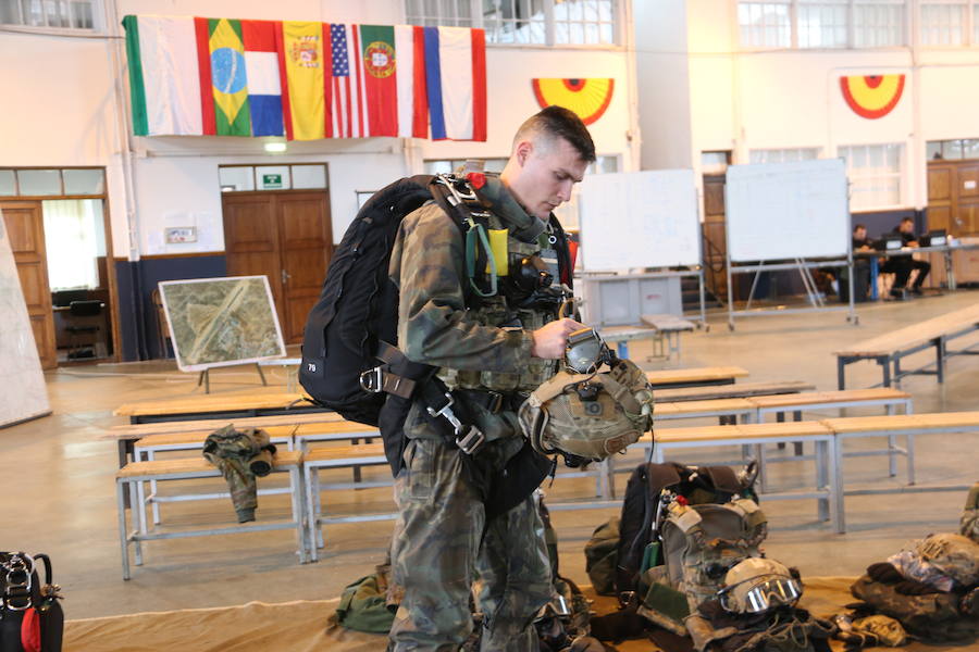 La Brigada Paracaidista lleva la pauta del ejercicio Lone Paratrooper 2019, en el que los paracaidistas de élite de España, Francia, Italia, EE.UU, Portugal, Holanda y Polonia se entrenan en el mejor escenario posible: la Academia Básica del Aire