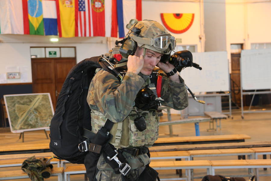 La Brigada Paracaidista lleva la pauta del ejercicio Lone Paratrooper 2019, en el que los paracaidistas de élite de España, Francia, Italia, EE.UU, Portugal, Holanda y Polonia se entrenan en el mejor escenario posible: la Academia Básica del Aire