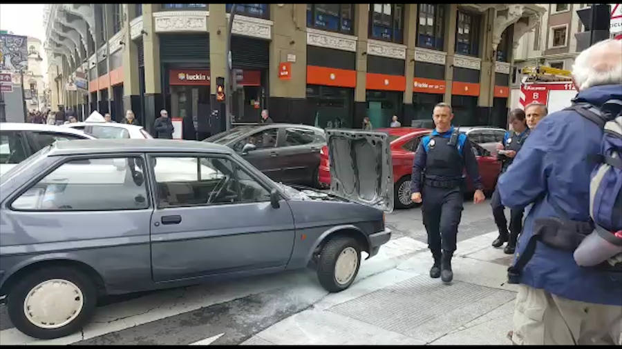 Los Bomberos de León han intervenido para sofocar el fuego en el vehículo que se ha incendiado cuando circulaba por la plaza de Santo Domingo en la capital leonesa 