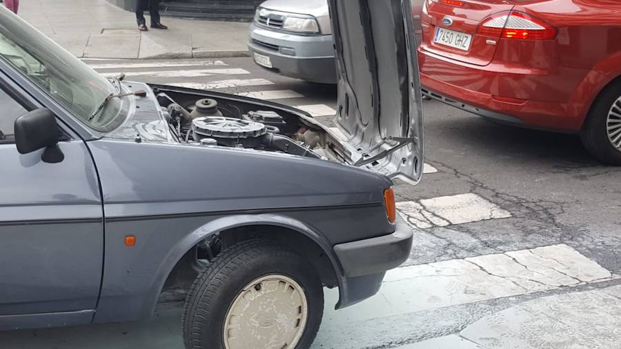 Los Bomberos de León han intervenido para sofocar el fuego en el vehículo que se ha incendiado cuando circulaba por la plaza de Santo Domingo en la capital leonesa 