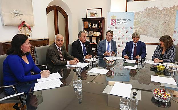 Reunión de los representantes de la comisión-mixta de la Diputación y la Universidad de León. 