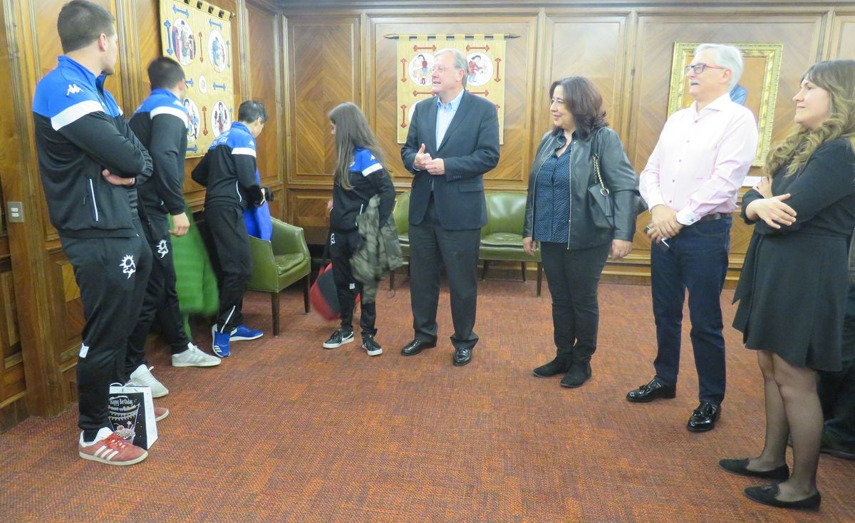 Fotos: Recepción en el Ayuntamiento de León a la selección de lucha leonesa