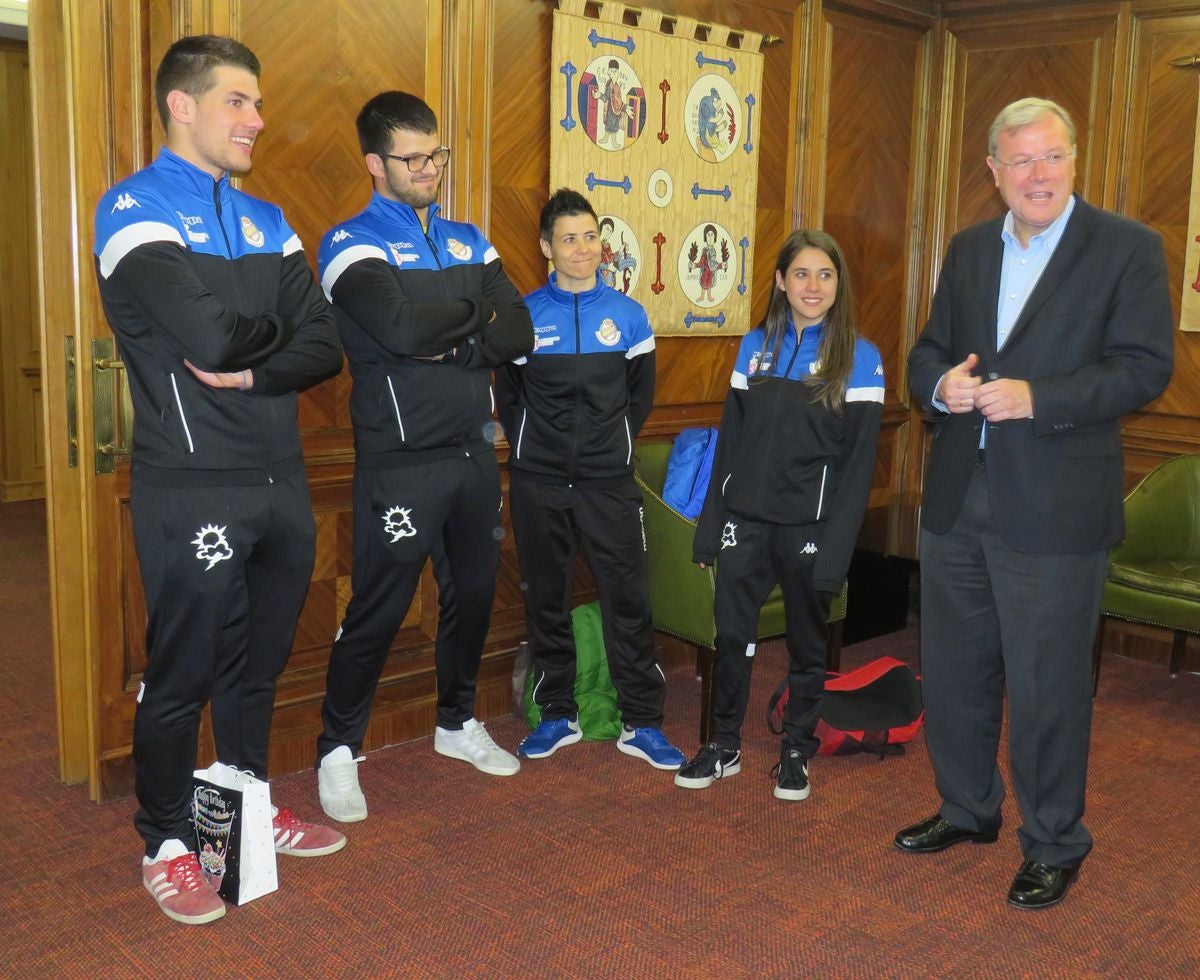 Fotos: Recepción en el Ayuntamiento de León a la selección de lucha leonesa