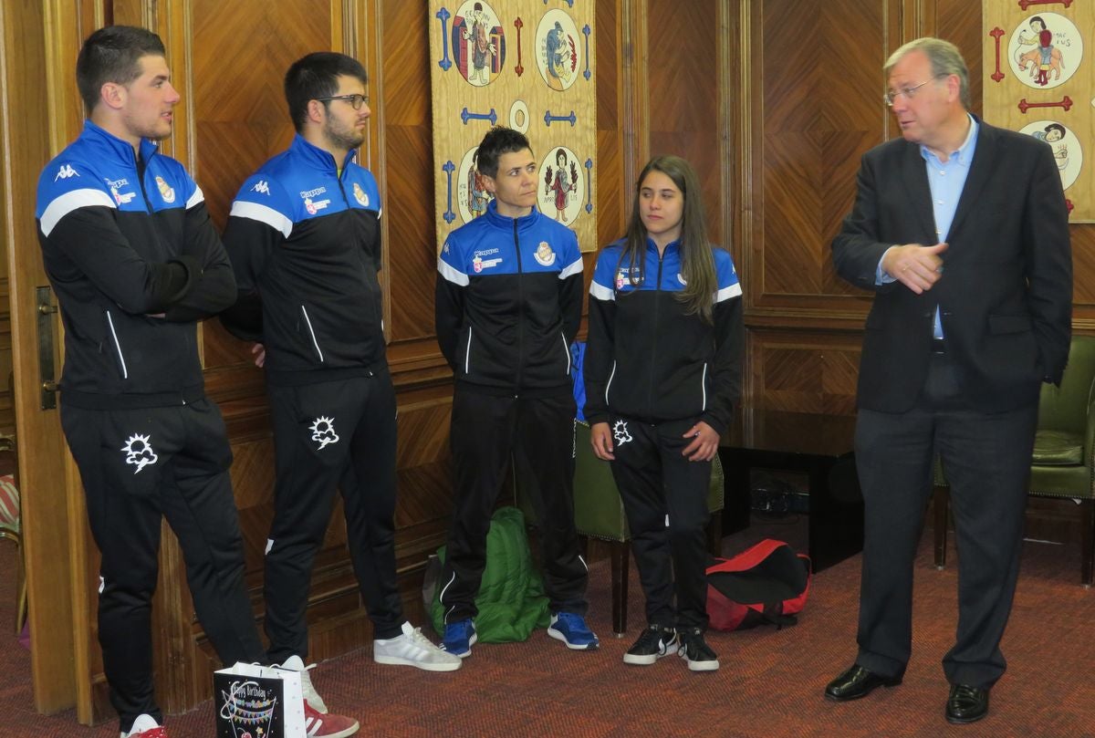 Fotos: Recepción en el Ayuntamiento de León a la selección de lucha leonesa