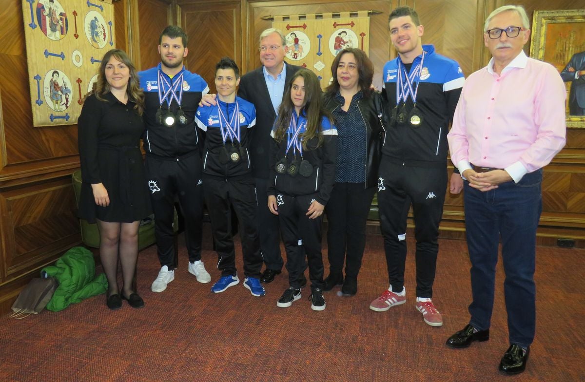 Fotos: Recepción en el Ayuntamiento de León a la selección de lucha leonesa