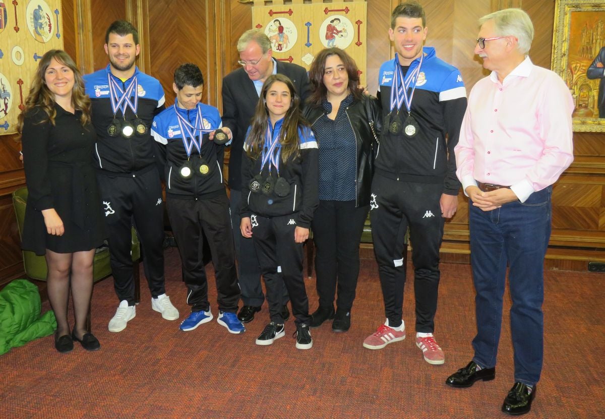 Fotos: Recepción en el Ayuntamiento de León a la selección de lucha leonesa