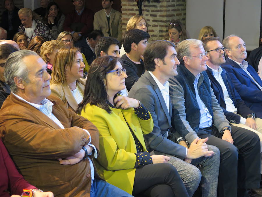 Con el telón de fondo del Palacio del Conde Luna, los populares llevan a cabo la puesta de largo de su lista autonómica, en la que Juan Carlos Suárez-Quiñones lleva la batuta con la que hacer de Alfonso Fernández Mañueco el próximo presidente de Castilla y León | Majo: «Ilusión, fuerza y ganas no faltan para hacer León, León y León»