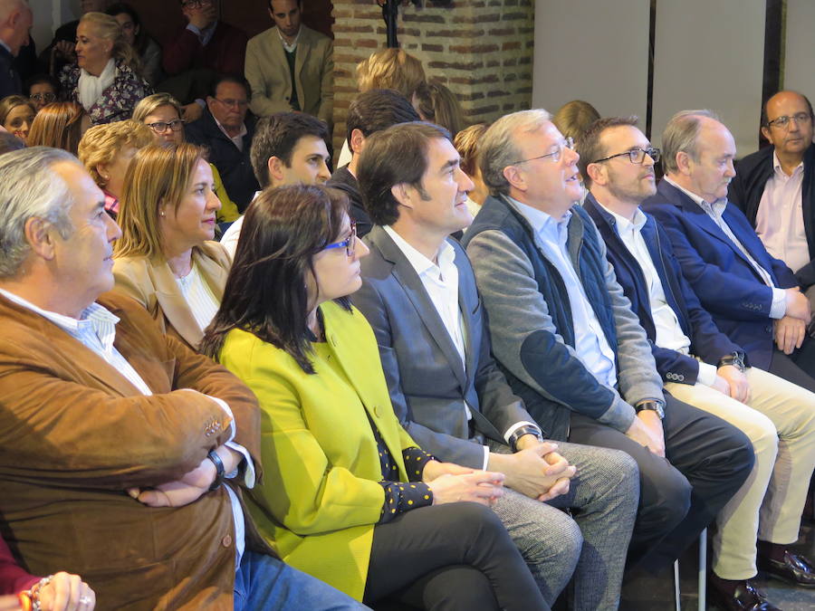 Con el telón de fondo del Palacio del Conde Luna, los populares llevan a cabo la puesta de largo de su lista autonómica, en la que Juan Carlos Suárez-Quiñones lleva la batuta con la que hacer de Alfonso Fernández Mañueco el próximo presidente de Castilla y León | Majo: «Ilusión, fuerza y ganas no faltan para hacer León, León y León»