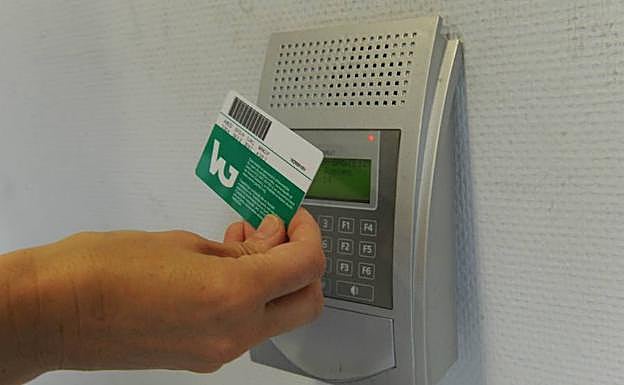 CCOO y UGT denuncian un «incumplimiento generalizado» en las empresas de un sistema de control horario