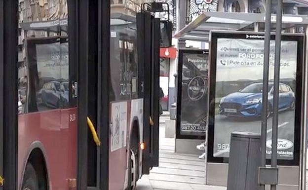 Bus urbano de León en el momento de su llegada a una parada en el centro de la ciudad.