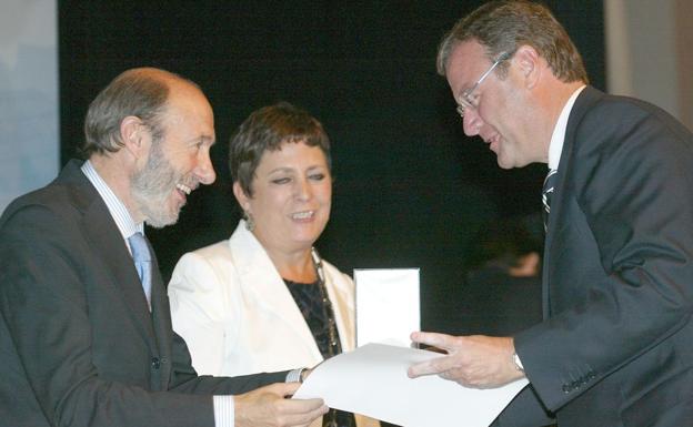 Alfredo Pérez Rubalcaba junto a Antonio Silván durante un acto oficial.