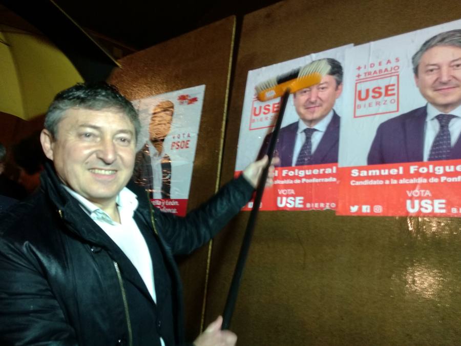 Fotos: Pegada de carteles de Ponferrada