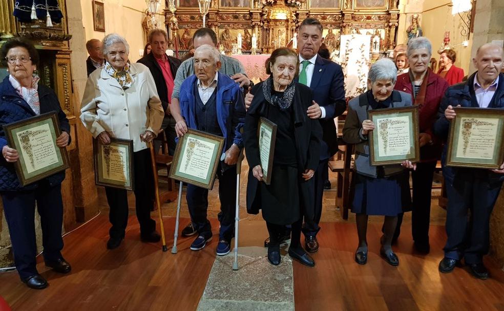 Foto de familia con los homenajeados.