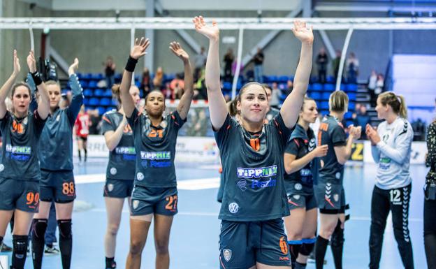 Las jugadoras del Siofok, con Mireya González con el dorsal 99 (I), celebran el título.