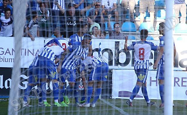 Los jugadores de la Ponferradina celebran el gol.