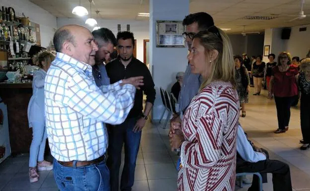 Noelia Álvarez, cabeza de lista del PP en San Andrés, en su visita a la Asociación de Pensionistas y Jubilados.