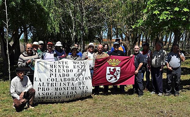 Promonumenta adecúa un área del Camino de Santiago con una hacendera en Calzadilla de los Hermanillos