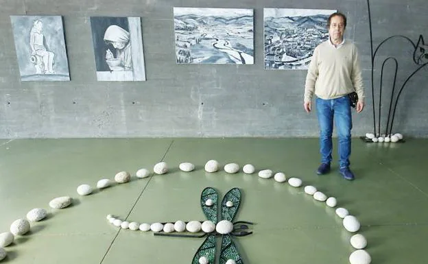 Inauguración de la exposición 'Entre piedras desahuciadas y sueños rotos', del artista berciano Santiago Castelao.