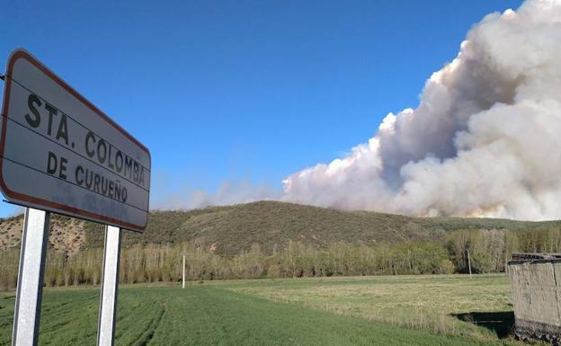 Vista del incendio de Santa Colomba. 