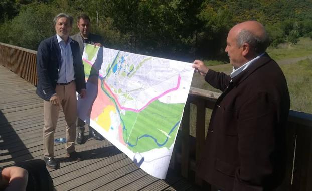 El candidato de Coalición por el Bierzo (CB) a la Alcaldía de Ponferrada, Pedro Muñoz, junto a los números dos y tres de la lista de CB, Iván Alonso y Jesús López, en la presentación del proyecto. 