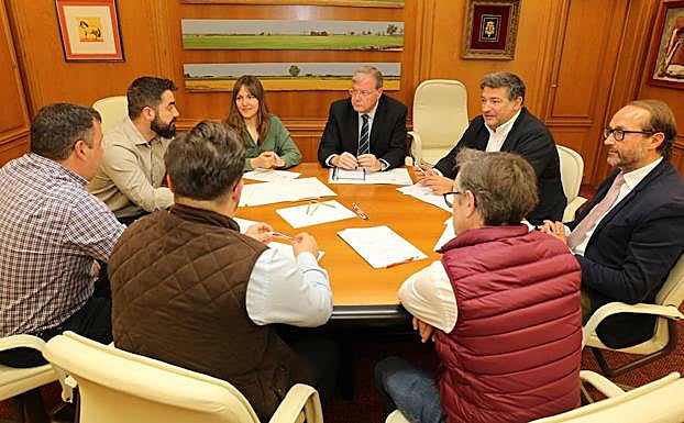 Silván, en el encuentro mantenido con la Asociación de Residencias Universitarias de León.