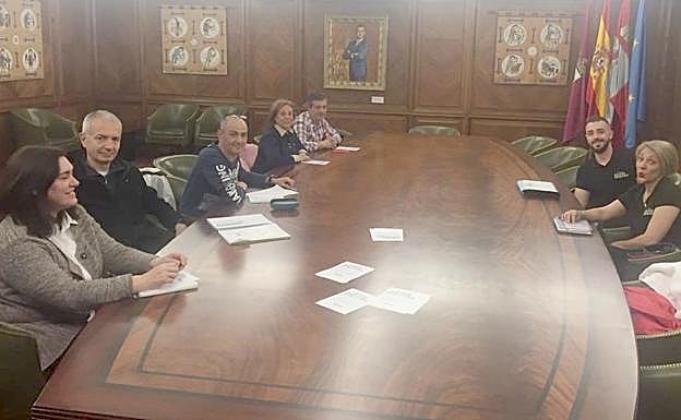 Reunión de Somos Diversos en el Ayuntamiento de León.