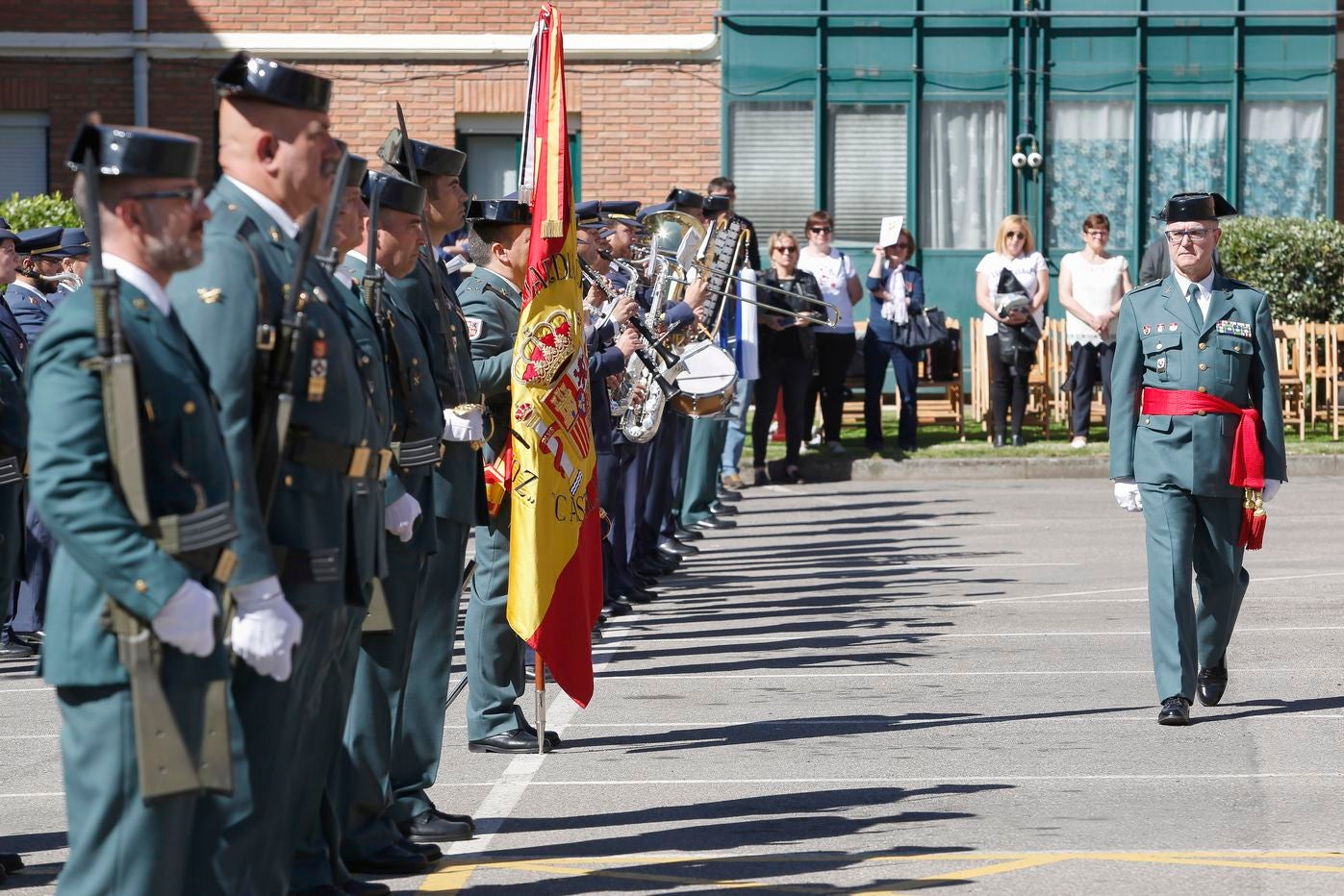 La delegada del Gobierno en Castilla y León, Mercedes Martín Juárez, preside los actos conmemorativos del 175 aniversario de la fundación de la Guardia Civil. Junto a ella, el alcalde de León, Antonio Silván