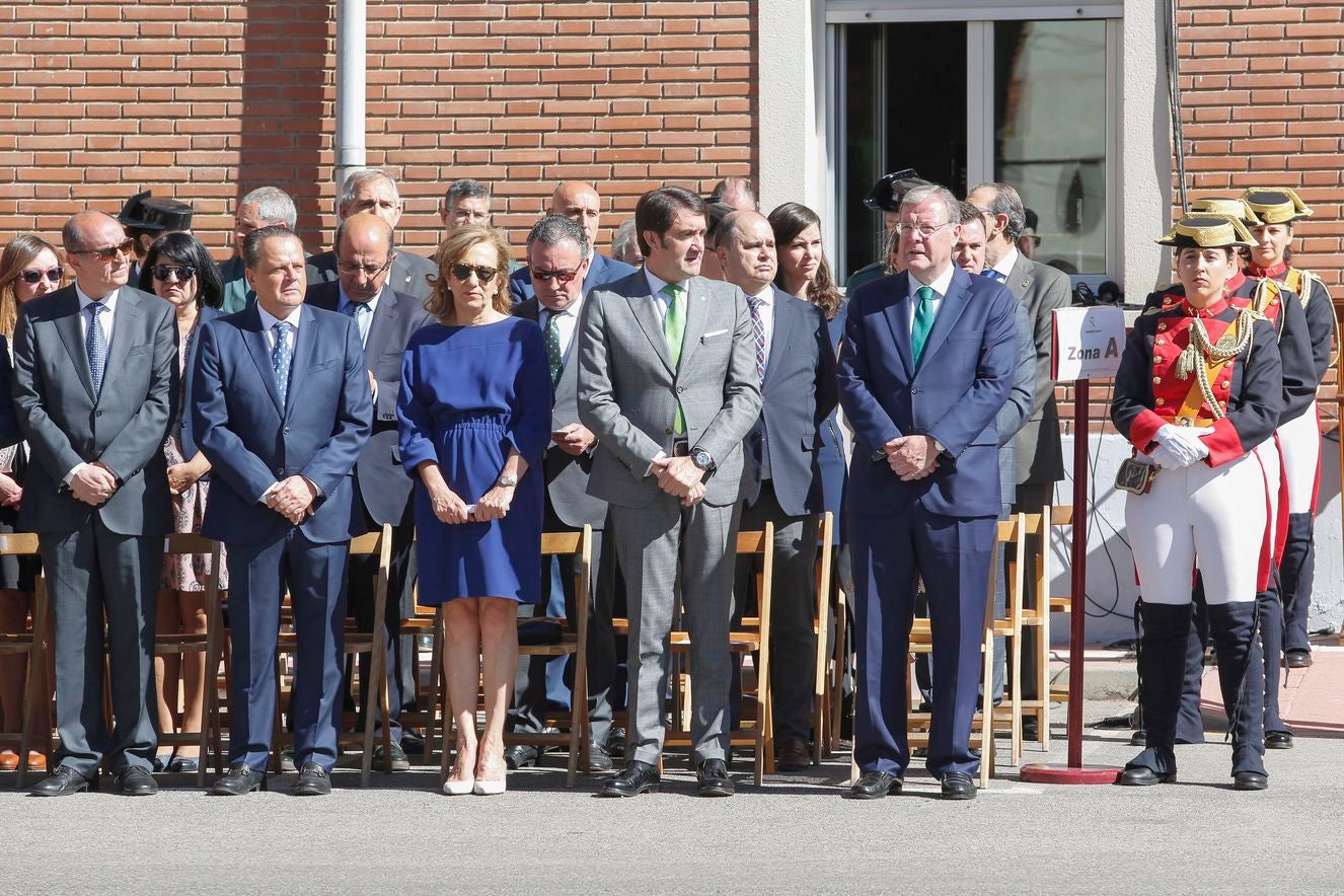 La delegada del Gobierno en Castilla y León, Mercedes Martín Juárez, preside los actos conmemorativos del 175 aniversario de la fundación de la Guardia Civil. Junto a ella, el alcalde de León, Antonio Silván