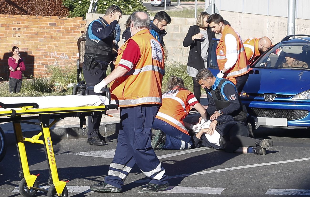 Imagen de uno de los heridos en el momento de ser atendido en el lugar del suceso.