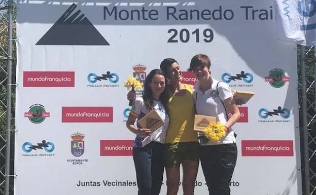 Estelita, Isabel y Dovile reciben su trofeo en la categoría femenina