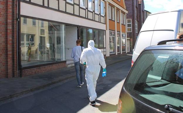 Agentes de policía caminan hacia un edificio, este lunes en Wittingen. 